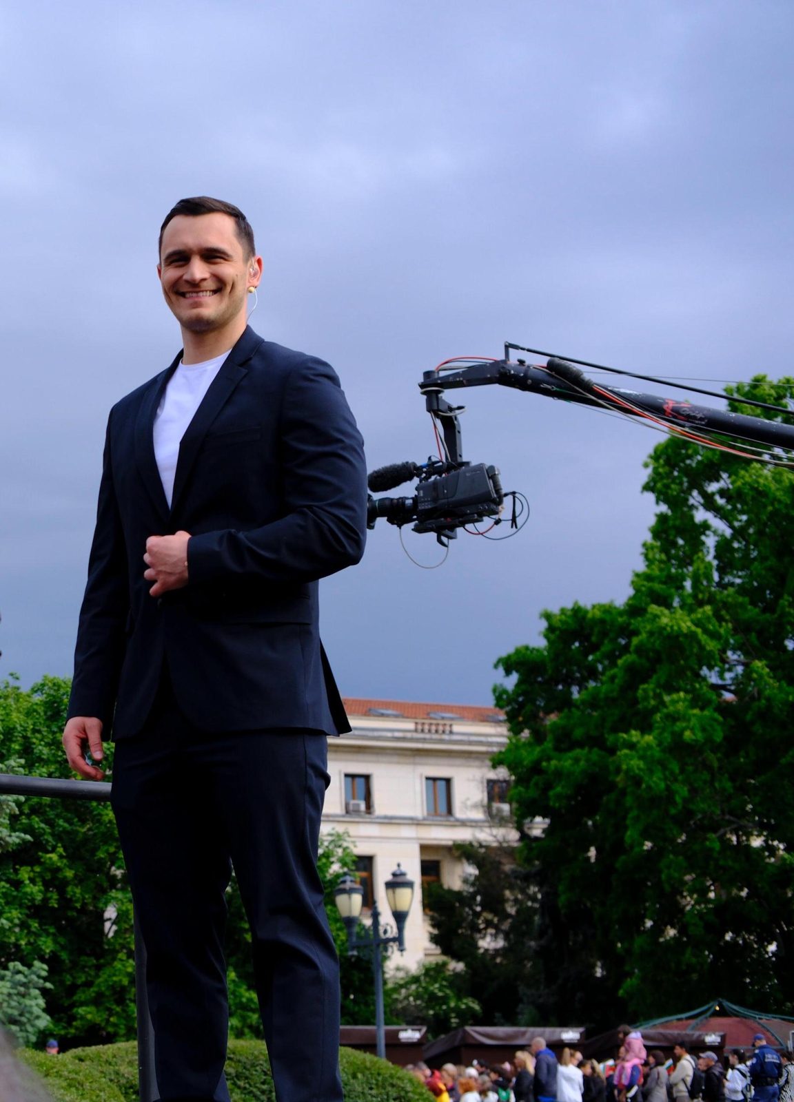 Julian Kostov hosting an outdoor event